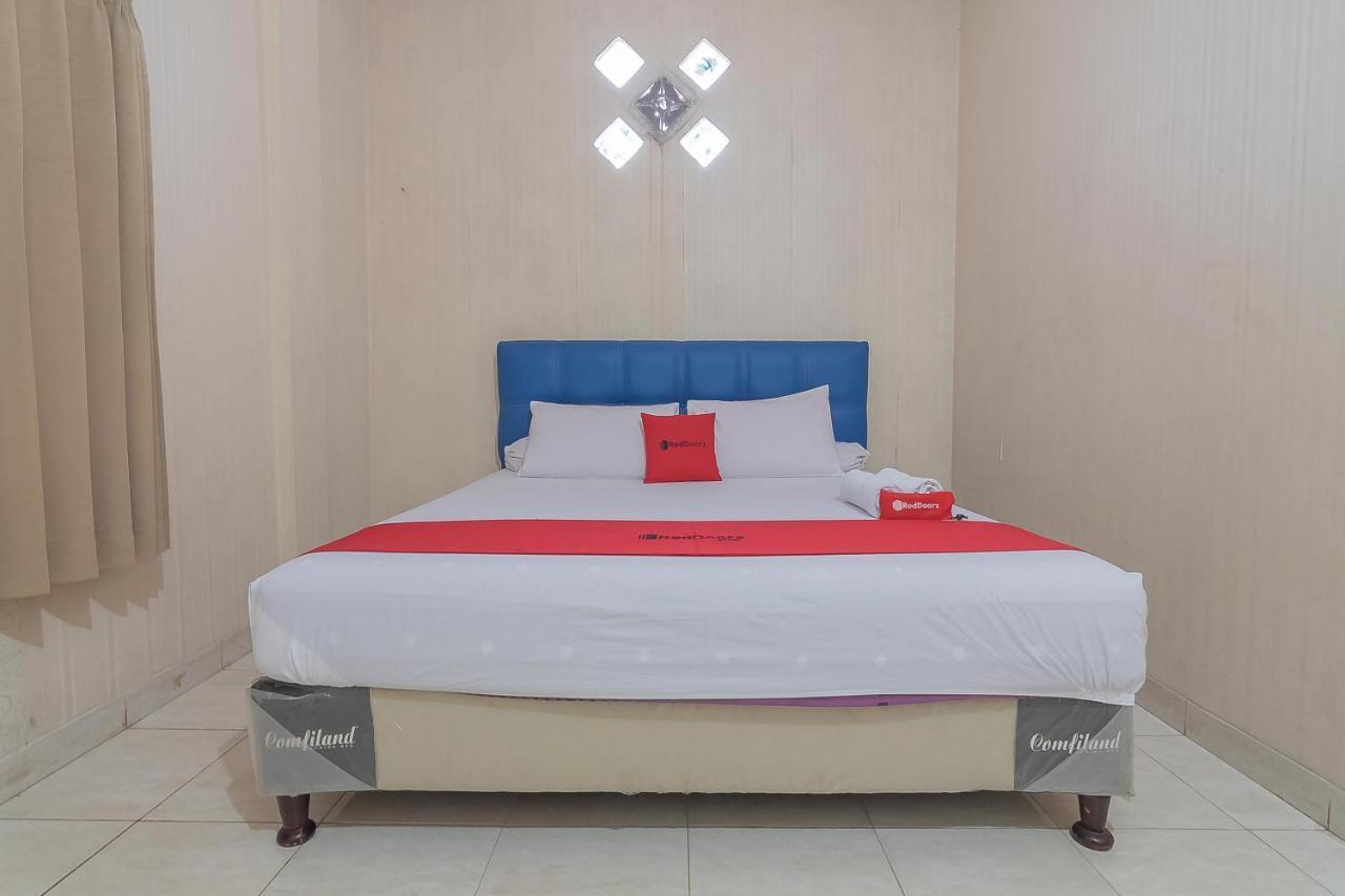 Отель Reddoorz Syariah Near Terminal Batu Ampar 2 Баликпапан Экстерьер фото