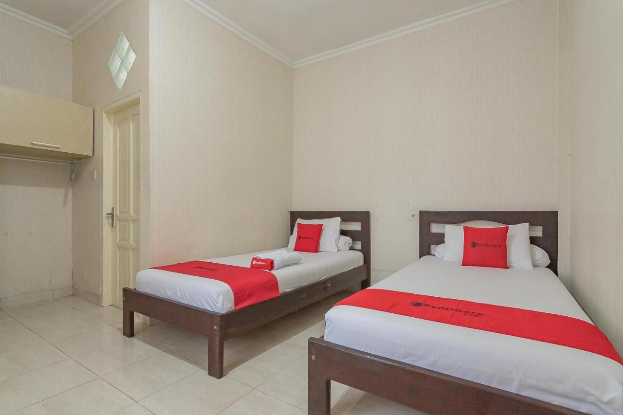 Отель Reddoorz Syariah Near Terminal Batu Ampar 2 Баликпапан Экстерьер фото