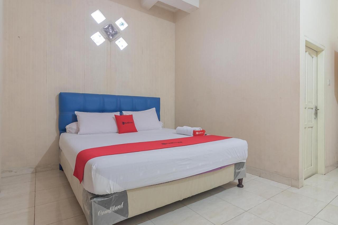 Отель Reddoorz Syariah Near Terminal Batu Ampar 2 Баликпапан Экстерьер фото